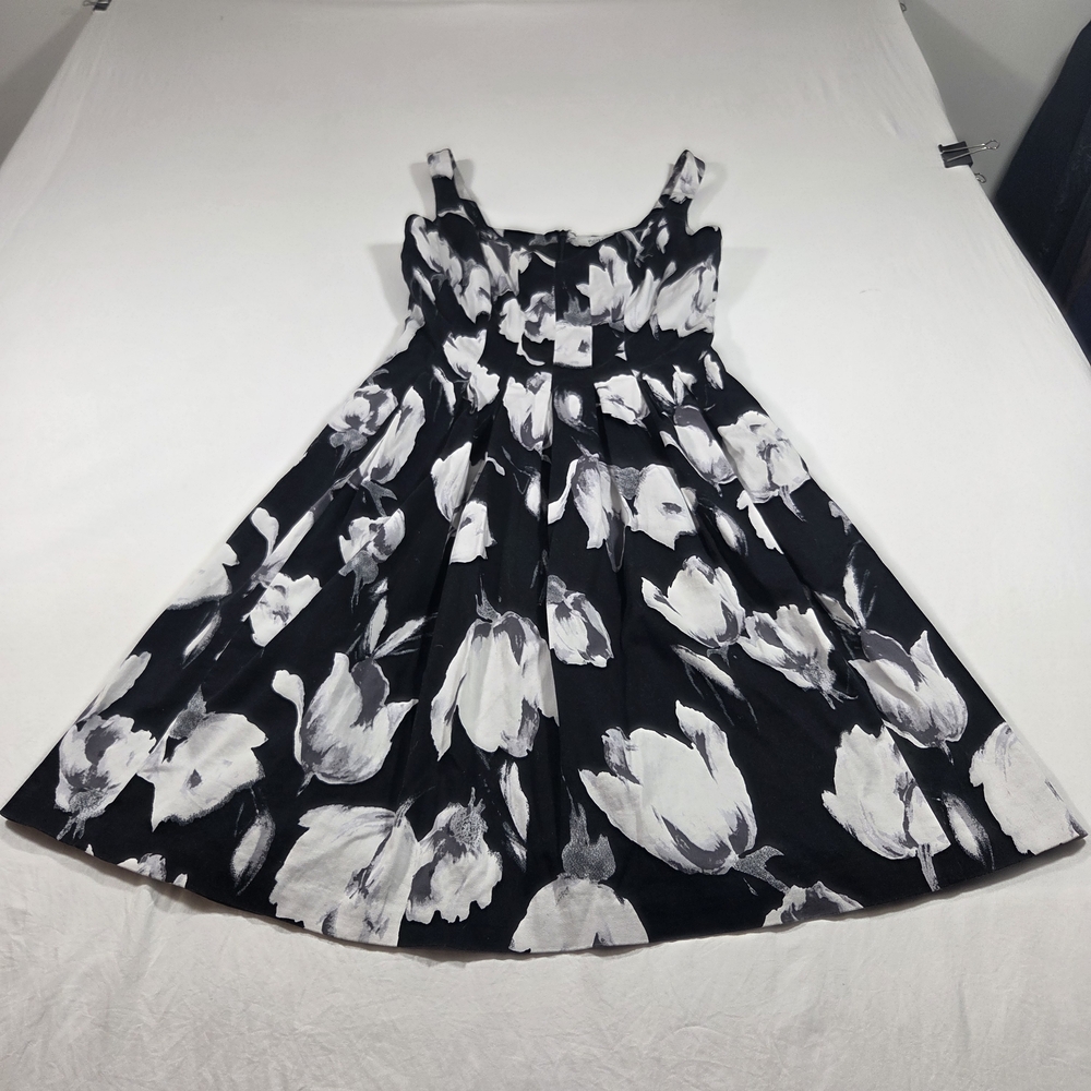 White House Black Market Womans Dress in Black and White Floral